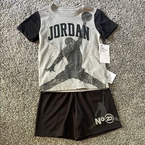 NEW! JORDAN 2-PIECE SHORTS AND T-SHIRT SET. SIZE 5. BOYS.